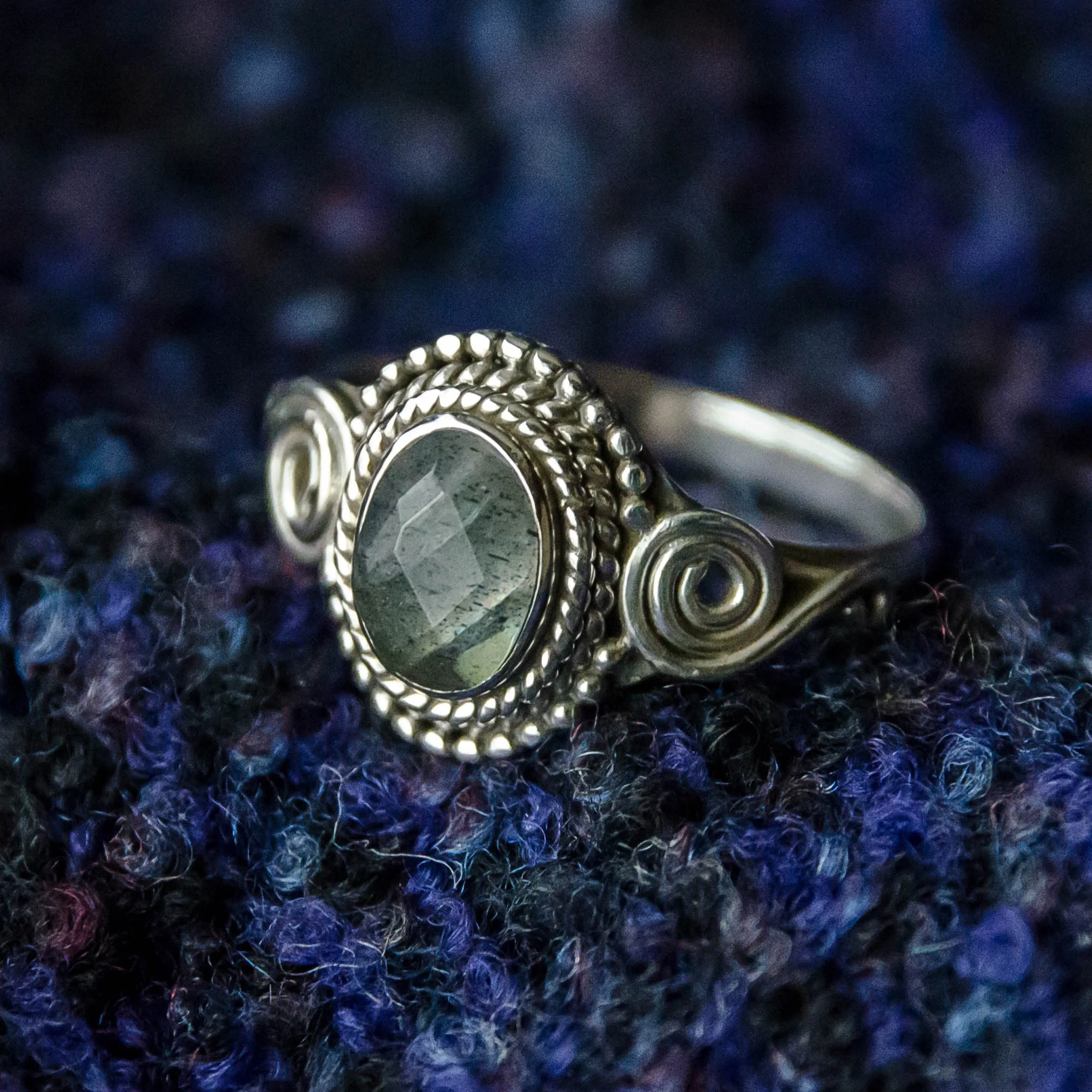 Jai Ring - Silver - Labradorite
