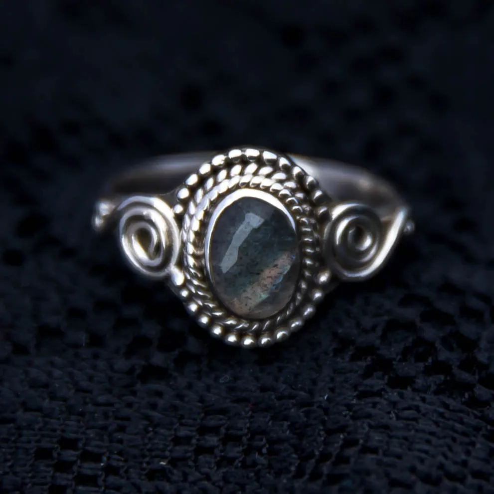 Jai Ring - Silver - Labradorite