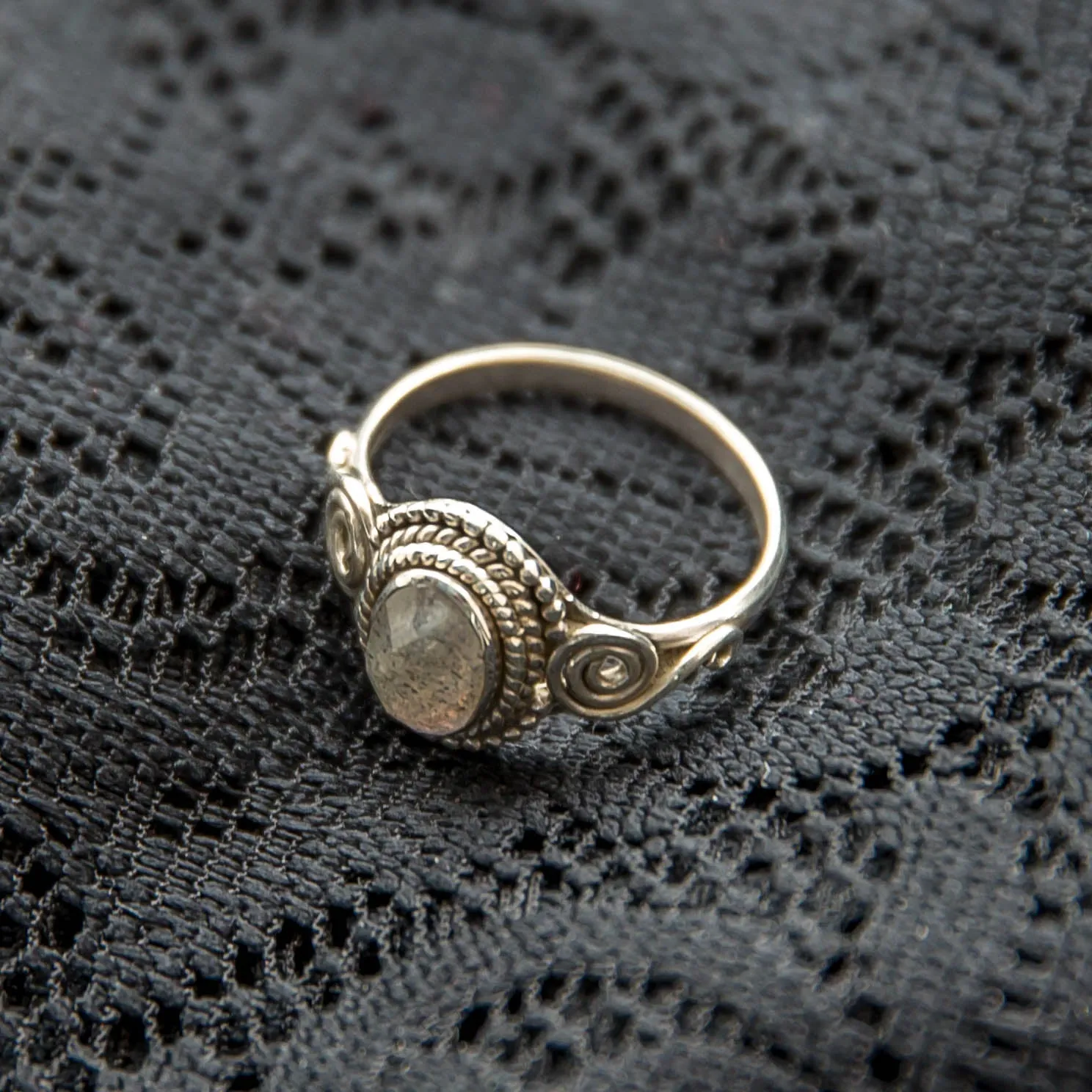 Jai Ring - Silver - Labradorite